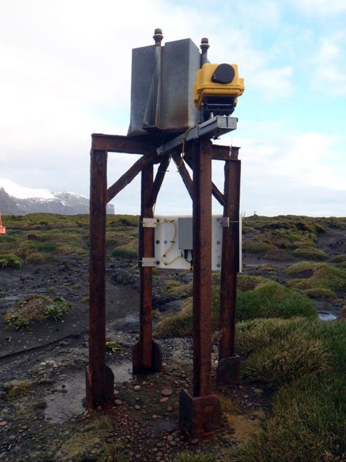 The digital camera set up at Altas Cove station © Australian Antarctic Division http://www.antarctica.gov.au/